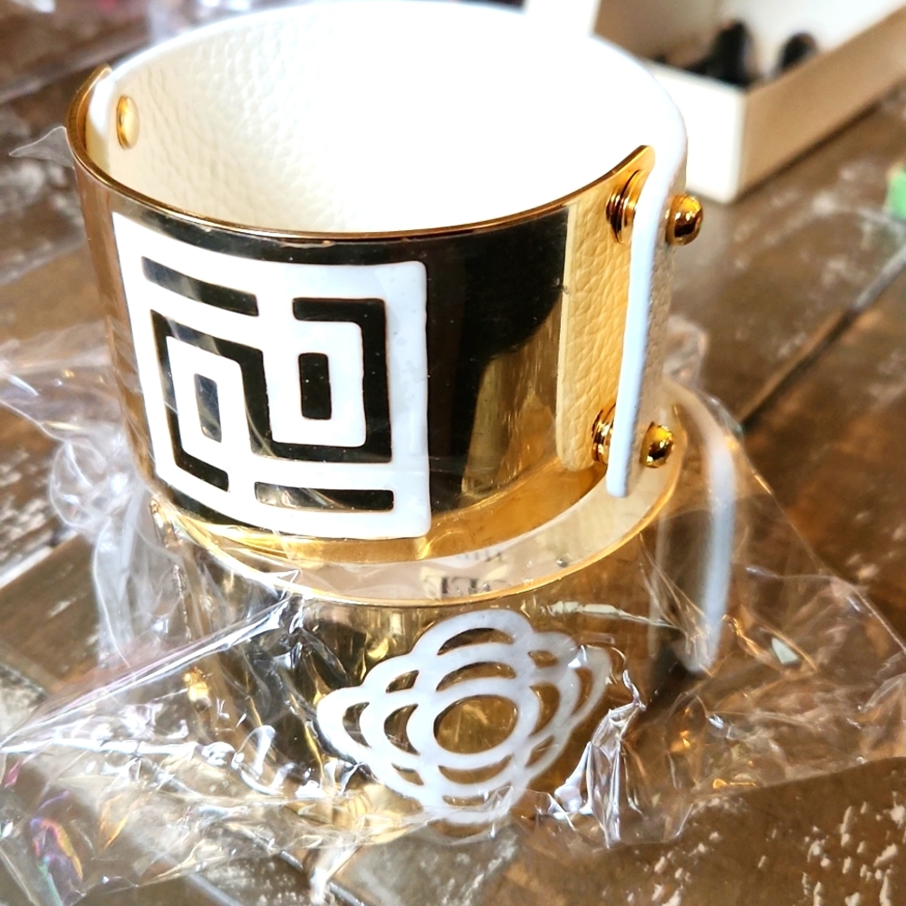 2 Parker Daniels designer Gold tone, Leather bracelet.